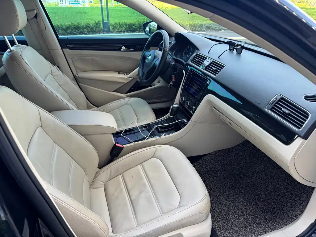 VOLKSWAGEN PASSAT 2012