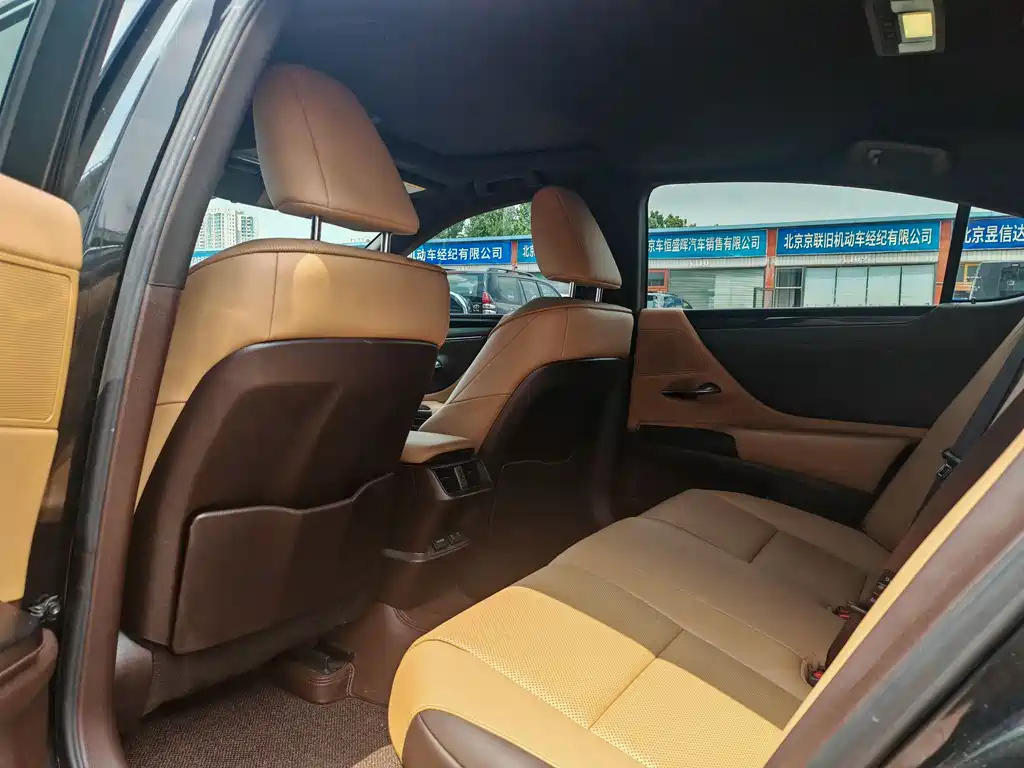 LEXUS ES 2020