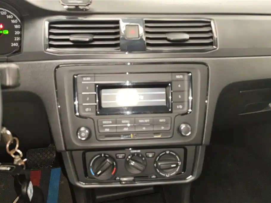 VOLKSWAGEN SANTANA 2019