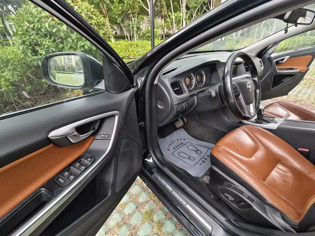 VOLVO V60 2013