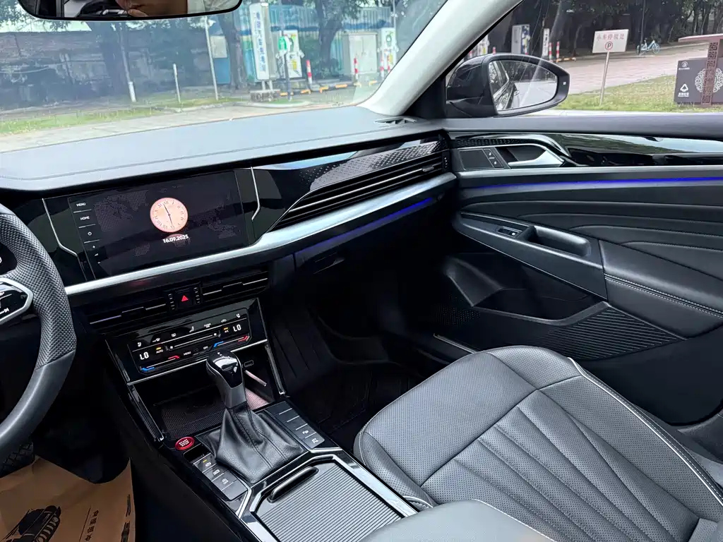 VOLKSWAGEN PASSAT 2024