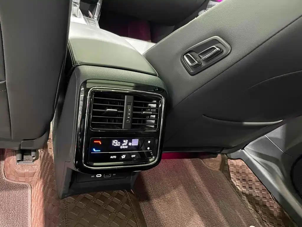 VOLKSWAGEN PASSAT 2024