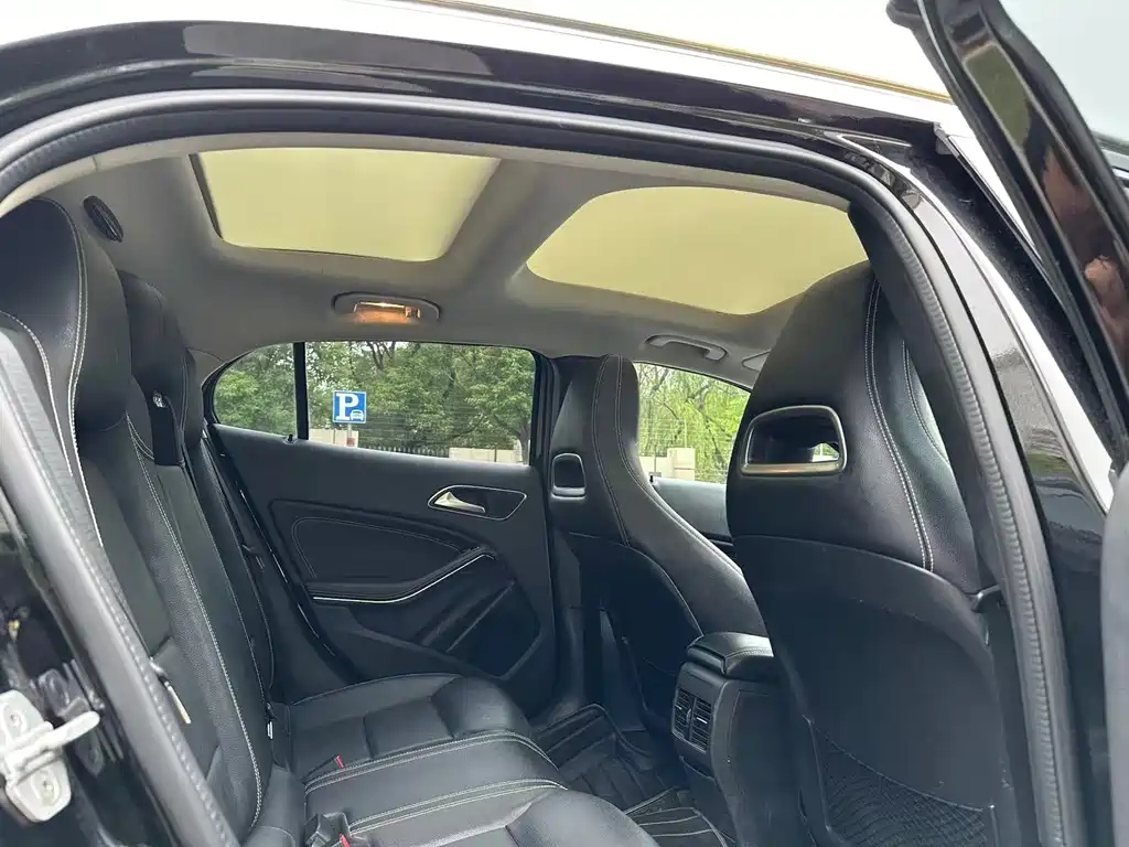 MERCEDES BENZ GLA 2015