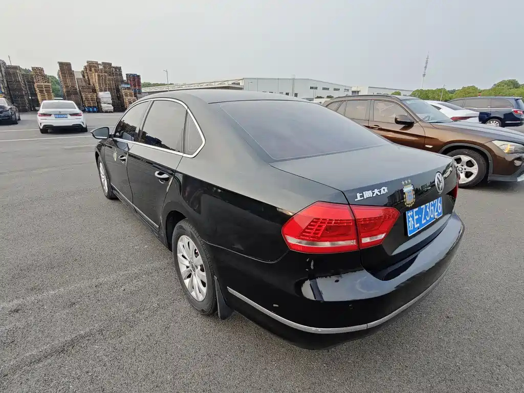 VOLKSWAGEN PASSAT 2011