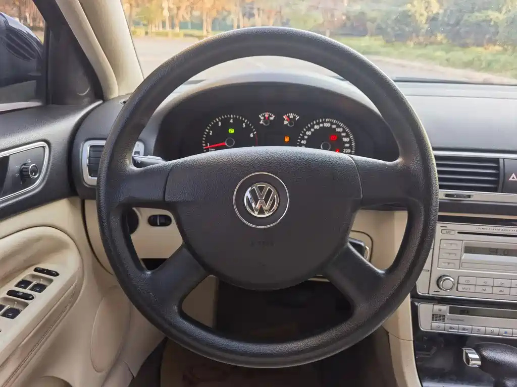 VOLKSWAGEN PASSAT LINGYU 2010