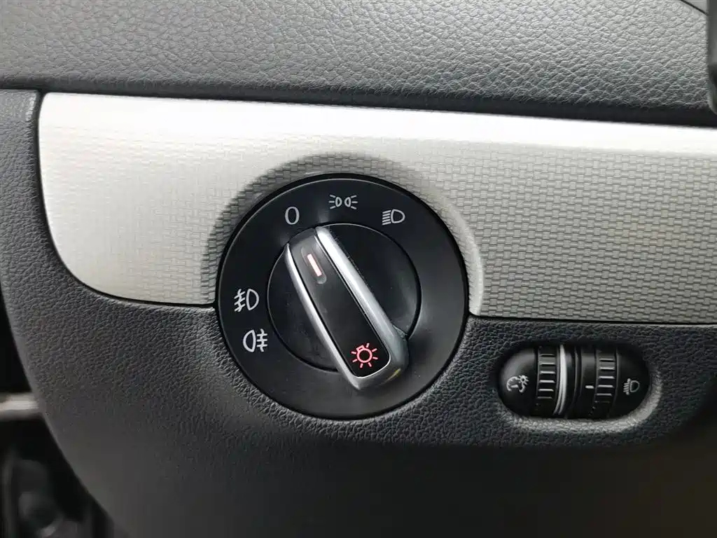 VOLKSWAGEN SAGITAR 2014