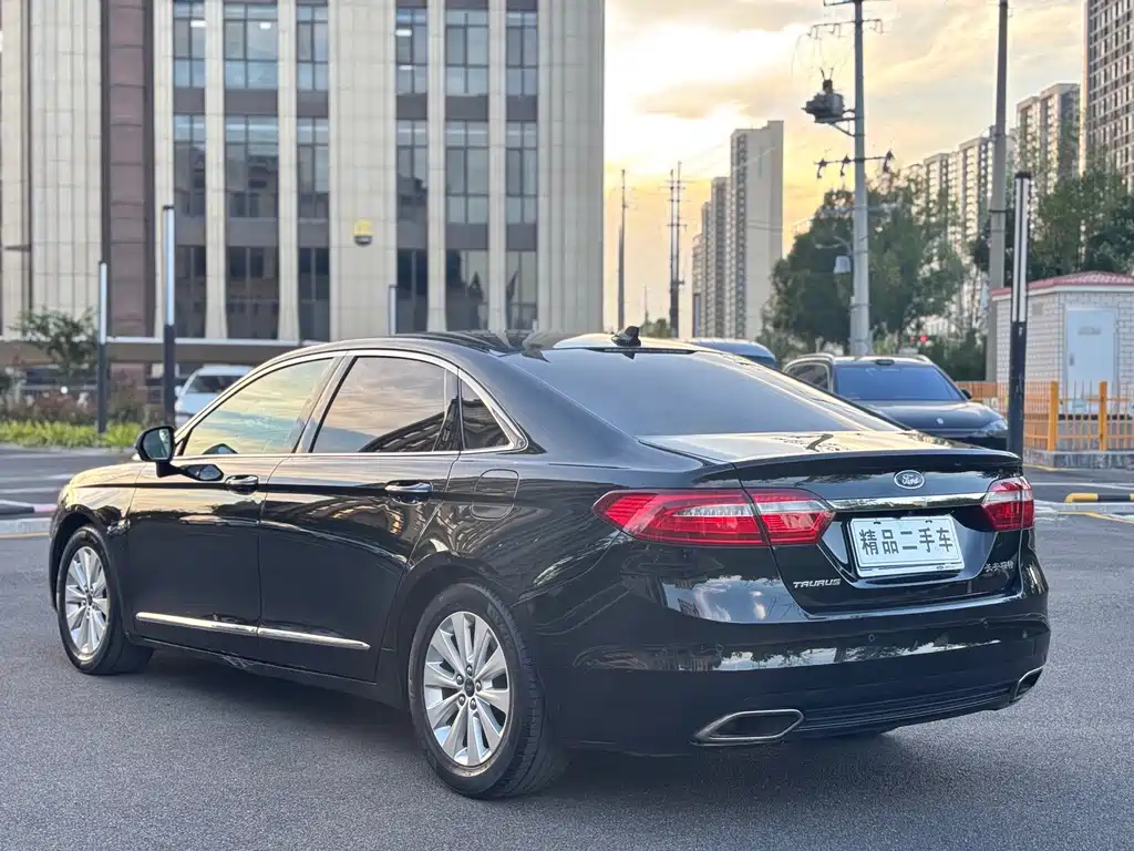 FORD TAURUS 2017