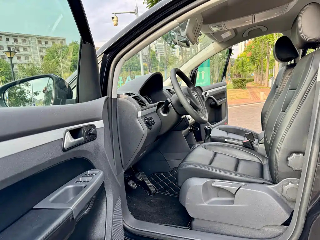 VOLKSWAGEN TOURAN 2015