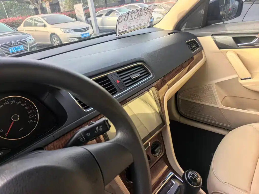 VOLKSWAGEN LAVIDA 2014