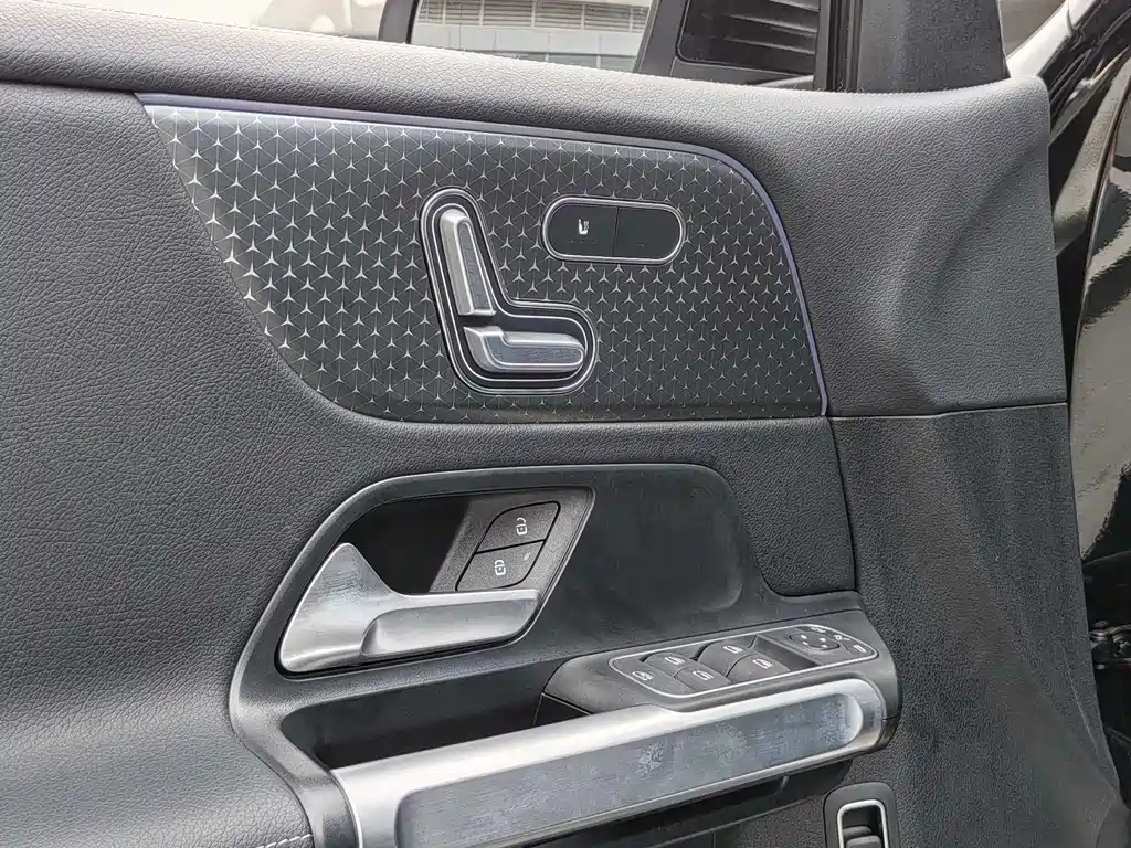 MERCEDES BENZ GLB 2023