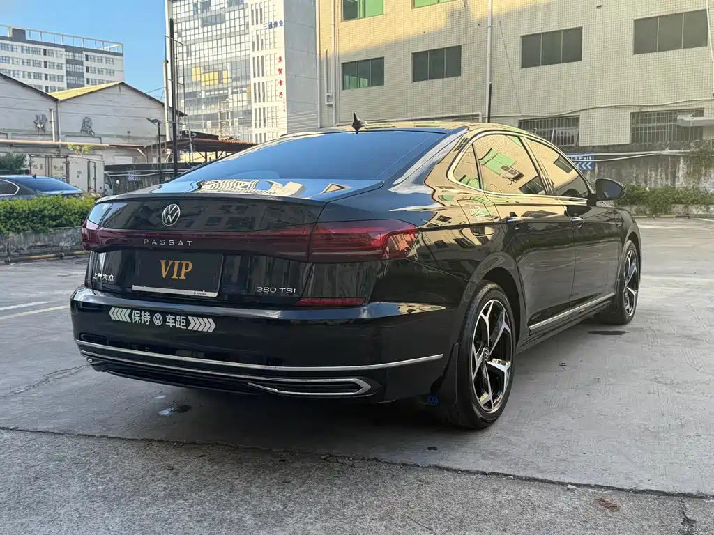 VOLKSWAGEN PASSAT 2024