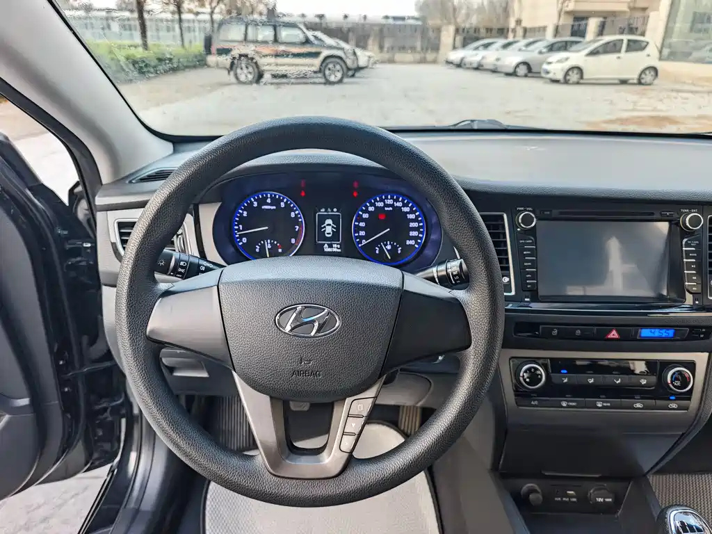 HYUNDAI MISTRA 2014