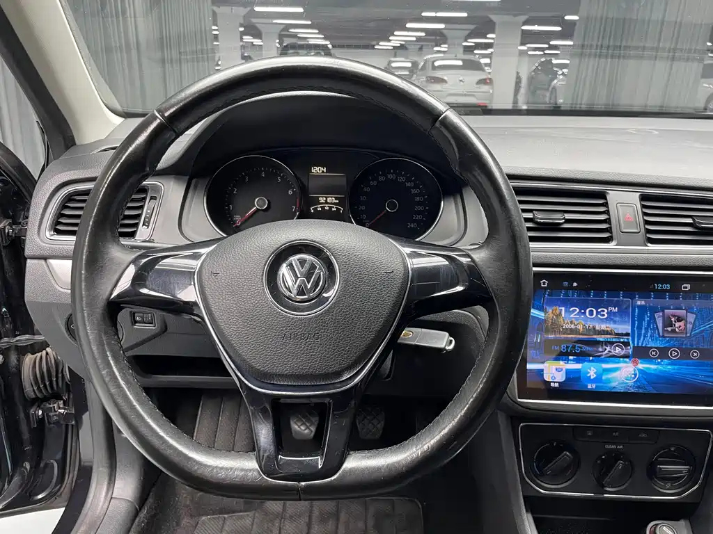 VOLKSWAGEN LAVIDA 2015