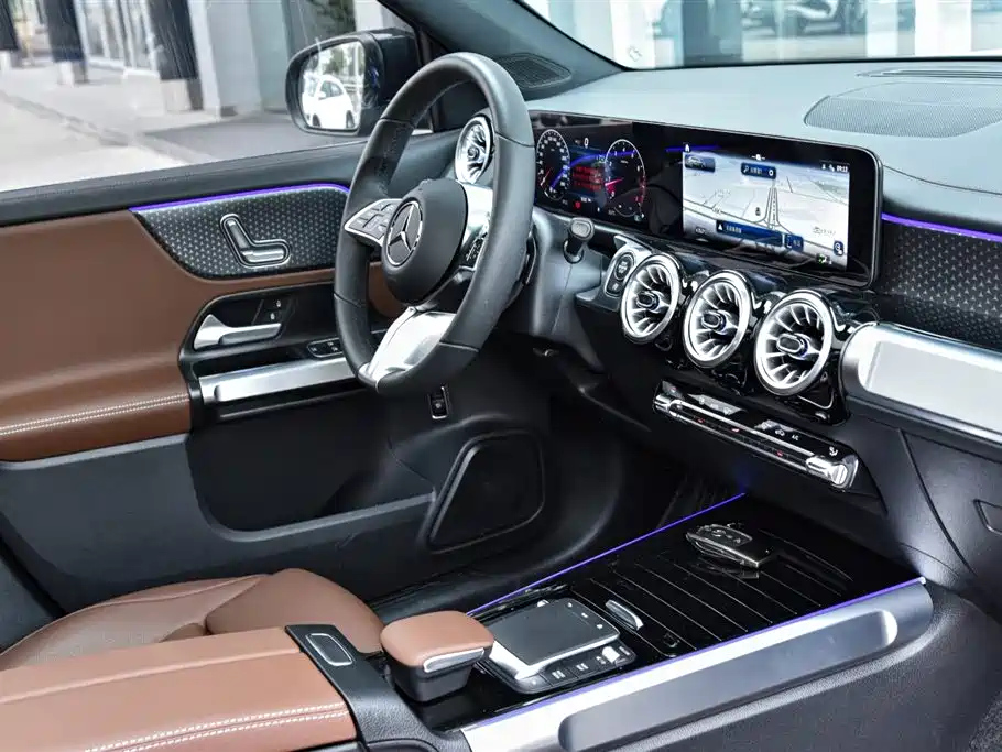 MERCEDES BENZ GLB 2024