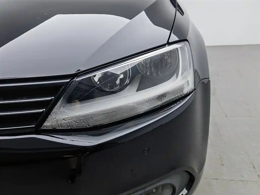 VOLKSWAGEN SAGITAR 2012