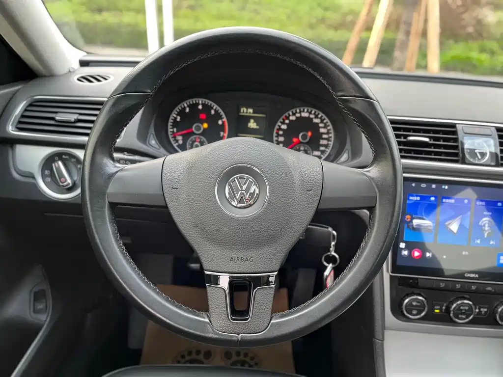 VOLKSWAGEN PASSAT 2012