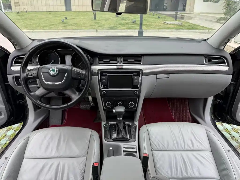 SKODA SUPERB 2012