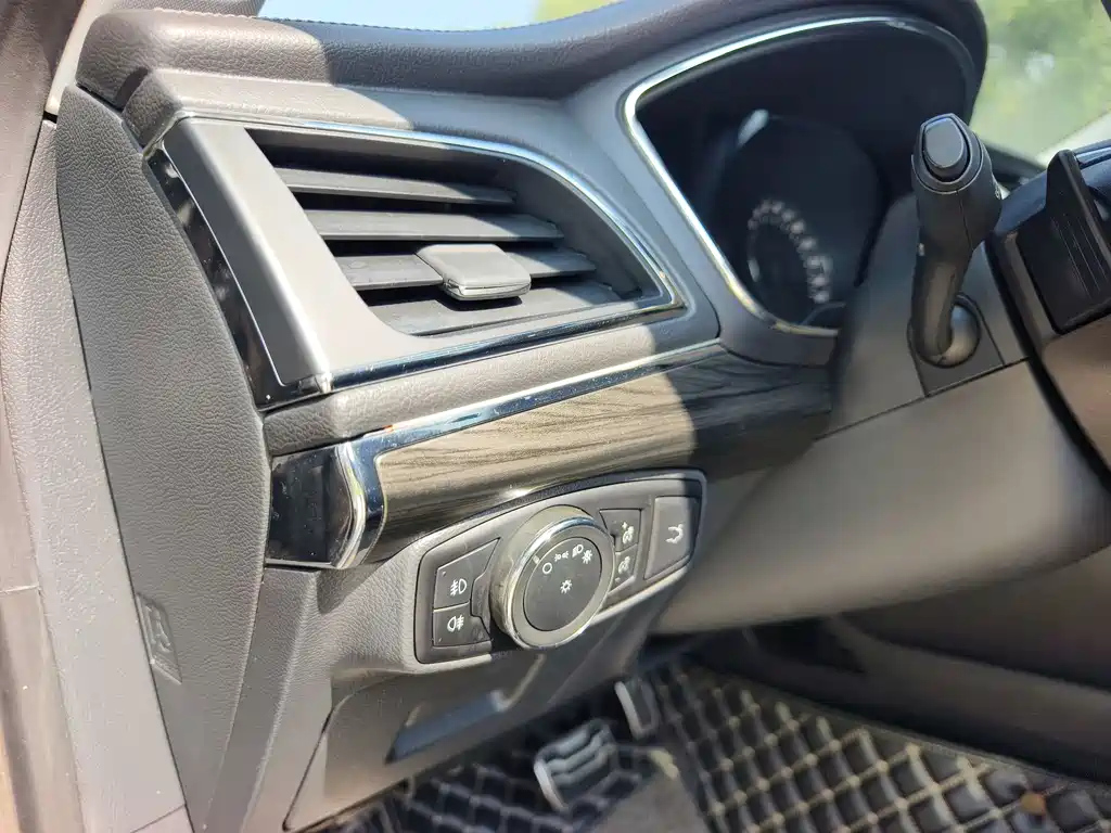 FORD TAURUS 2019