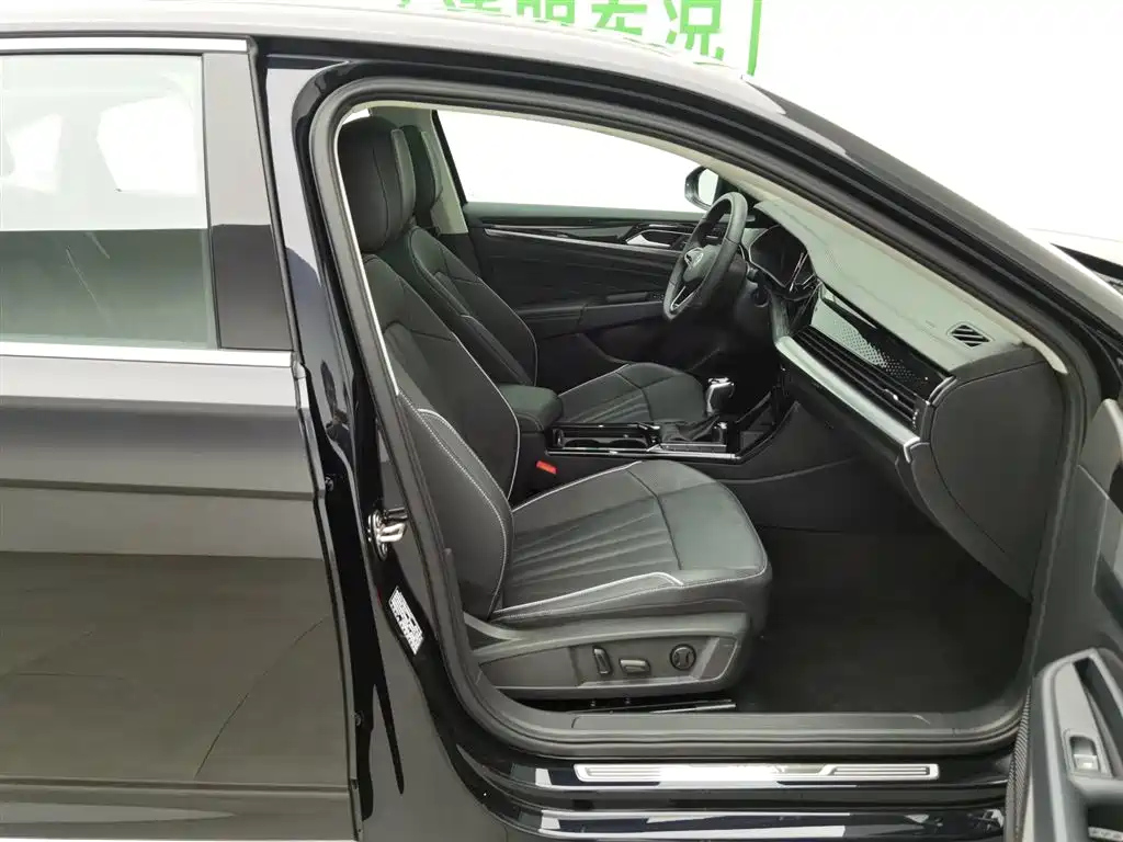 VOLKSWAGEN PASSAT 2024