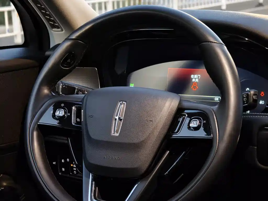 LINCOLN ADVENTURER 2021