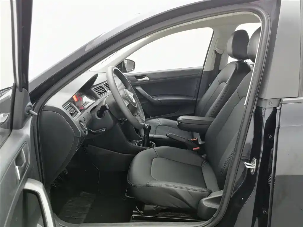 VOLKSWAGEN SANTANA 2017