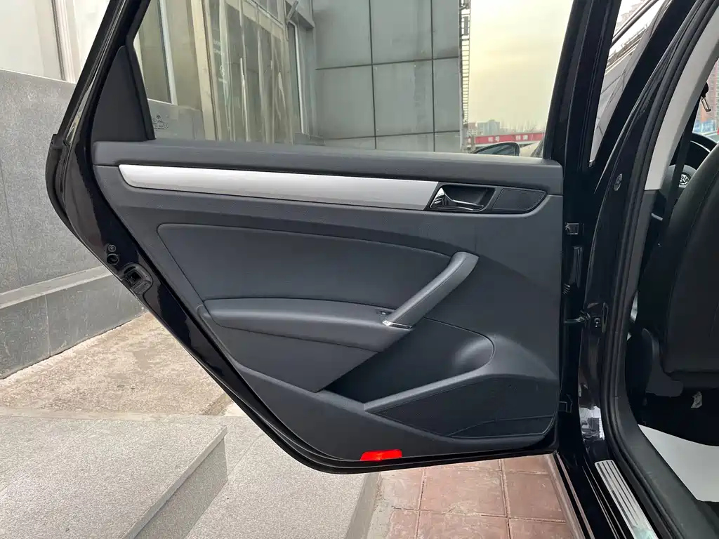 VOLKSWAGEN PASSAT 2015