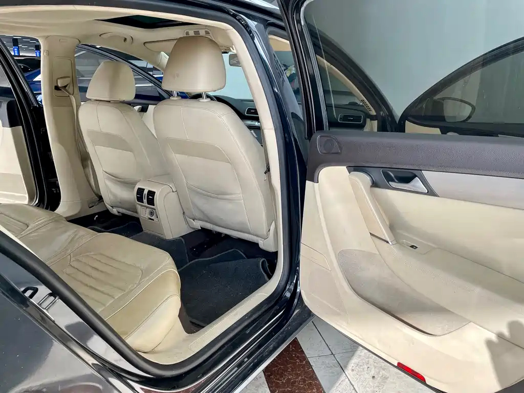 VOLKSWAGEN MAGOTAN 2012