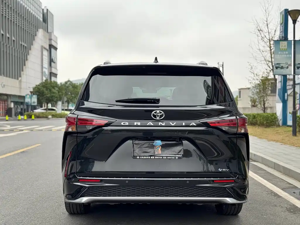 TOYOTA GRANVIA 2025