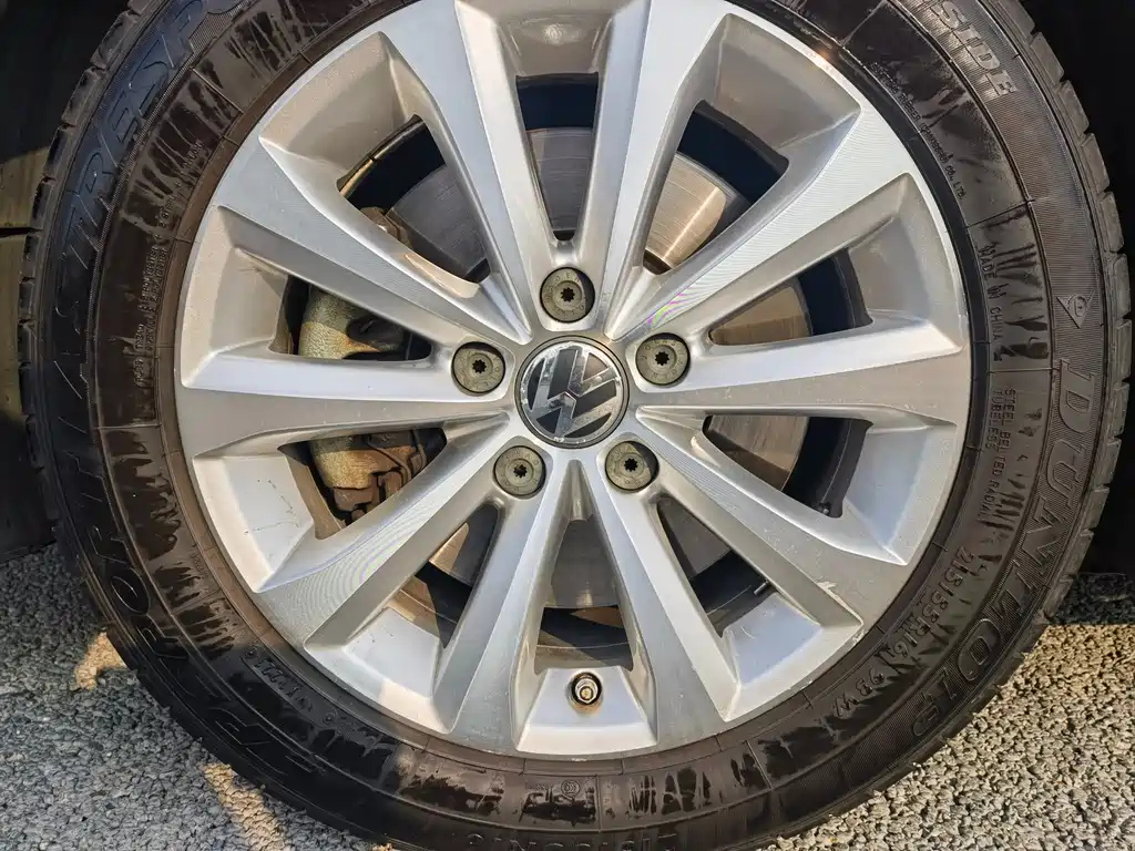 VOLKSWAGEN MAGOTAN 2013