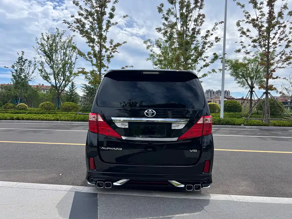 TOYOTA ALPHARD 2011