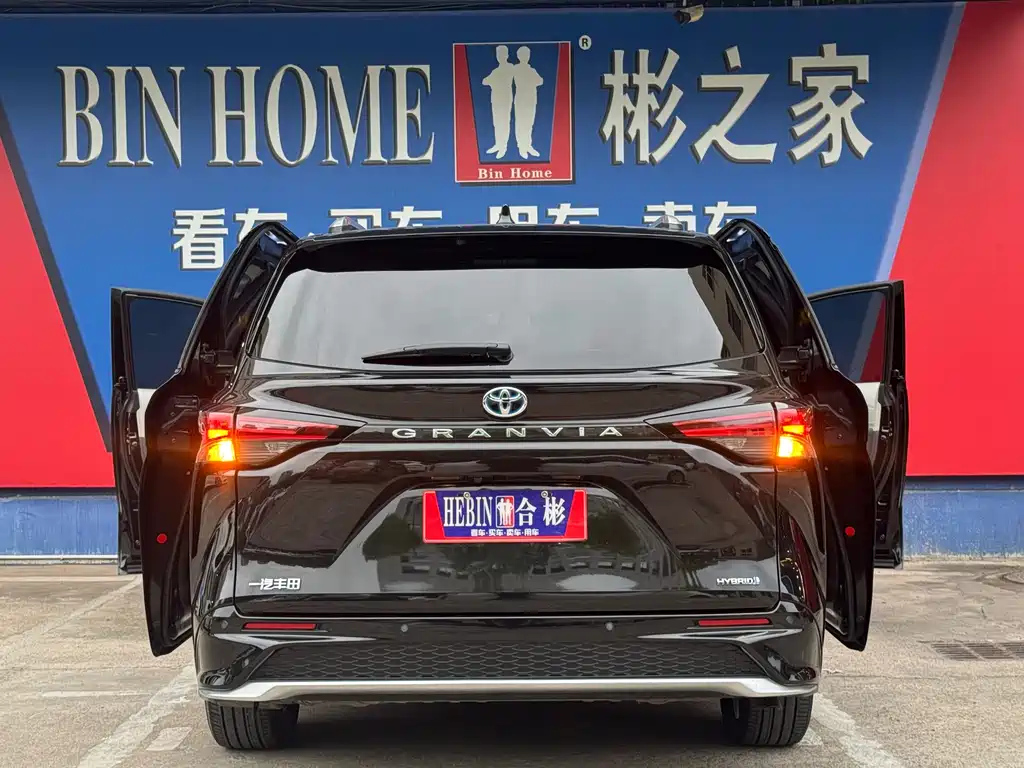 TOYOTA GRANVIA 2024