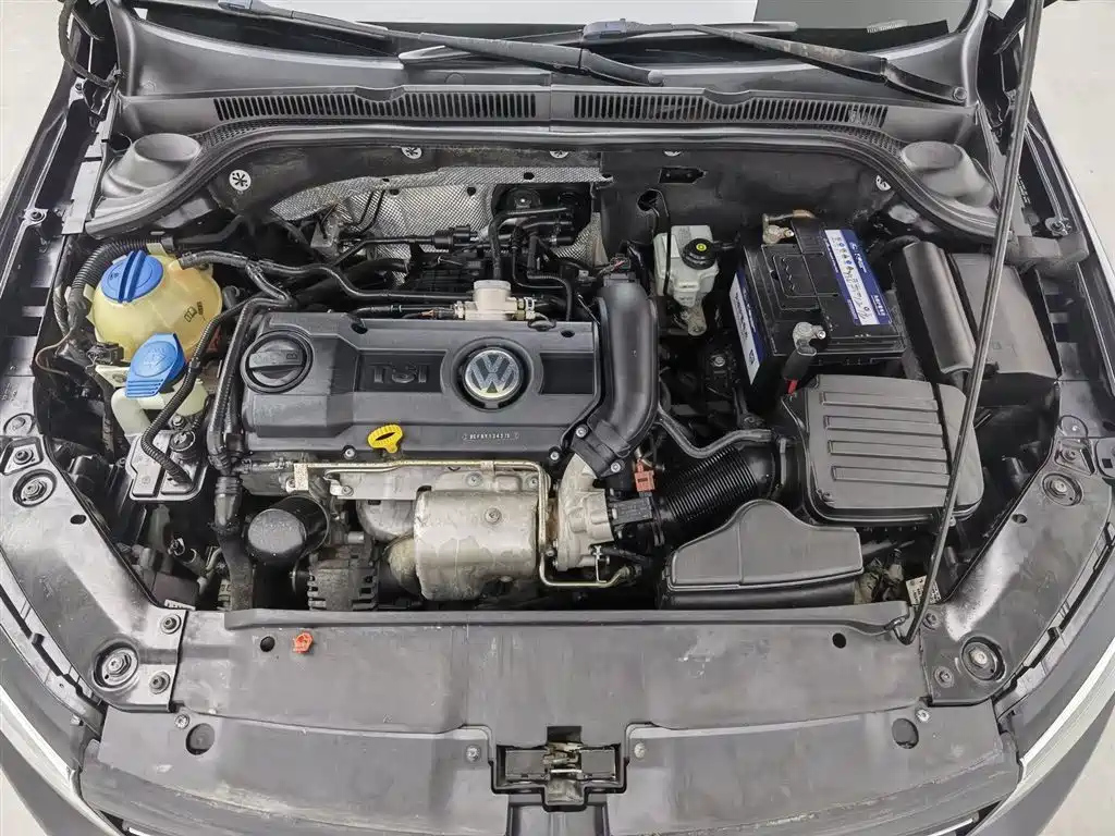 VOLKSWAGEN SAGITAR 2012