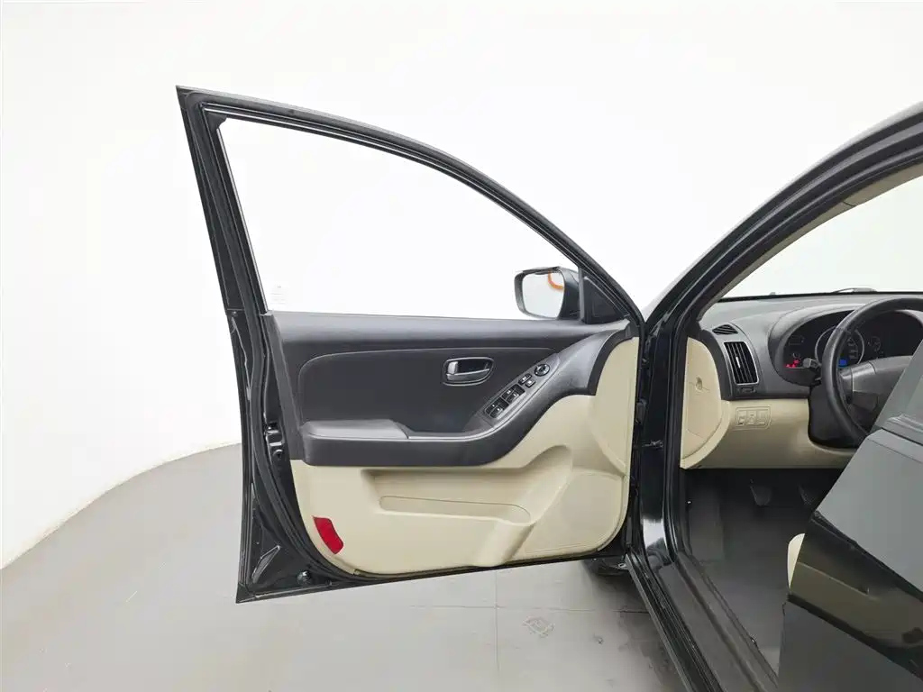 HYUNDAI CELESTA 2012