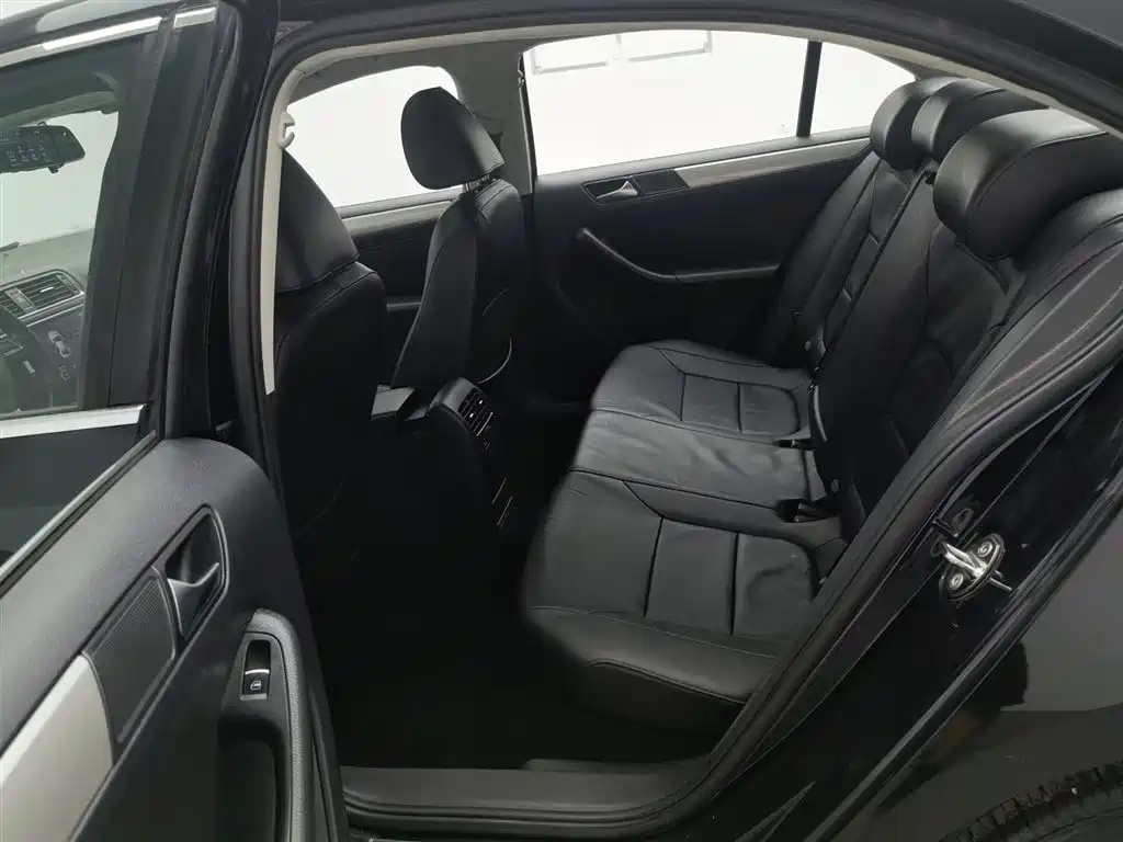 VOLKSWAGEN SAGITAR 2014