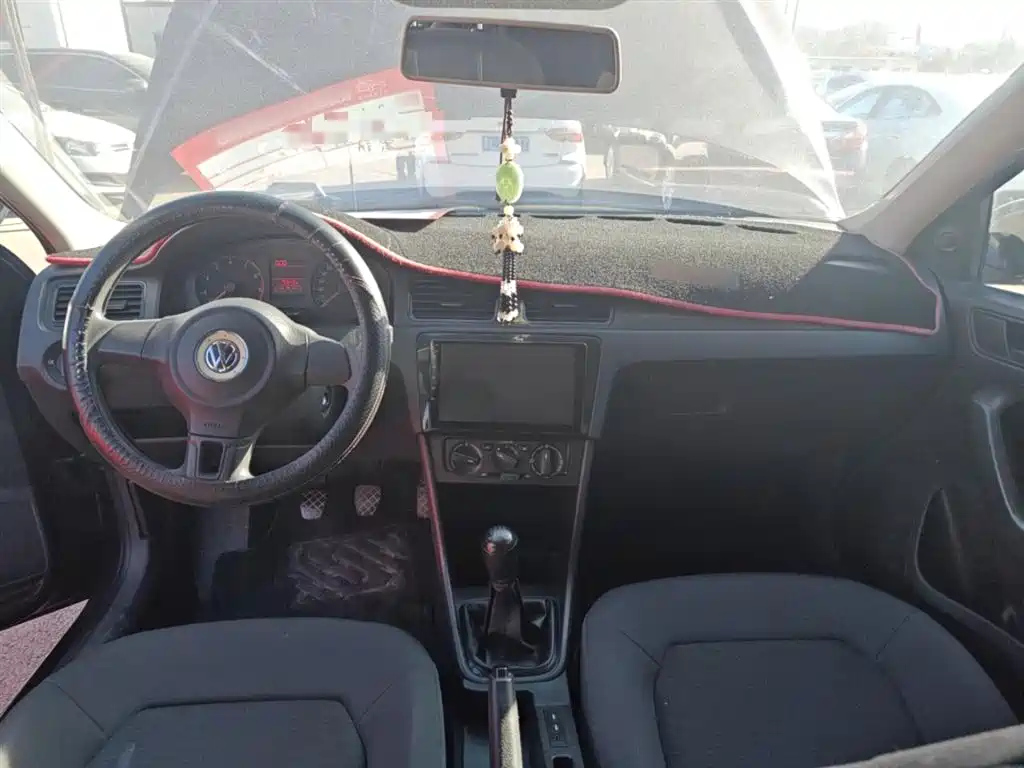 VOLKSWAGEN SANTANA 2015