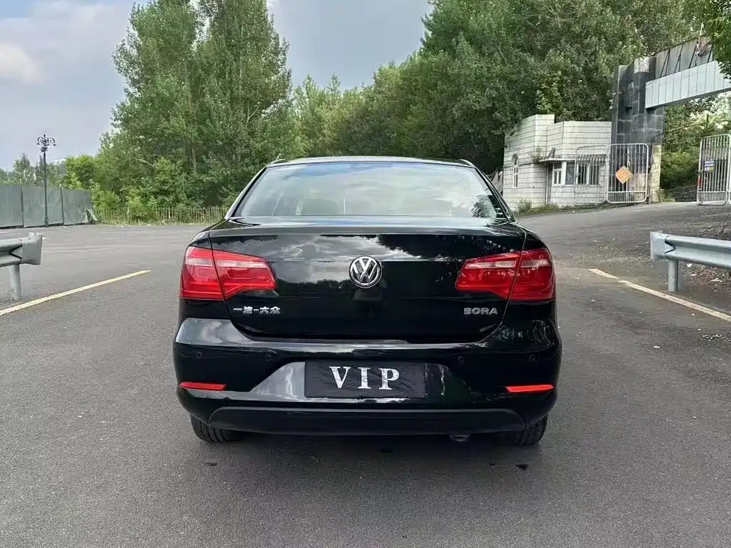 VOLKSWAGEN BORA 2015