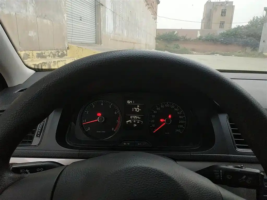 VOLKSWAGEN LAVIDA 2014