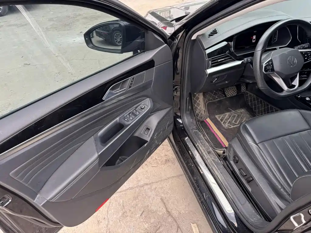 VOLKSWAGEN PASSAT 2023