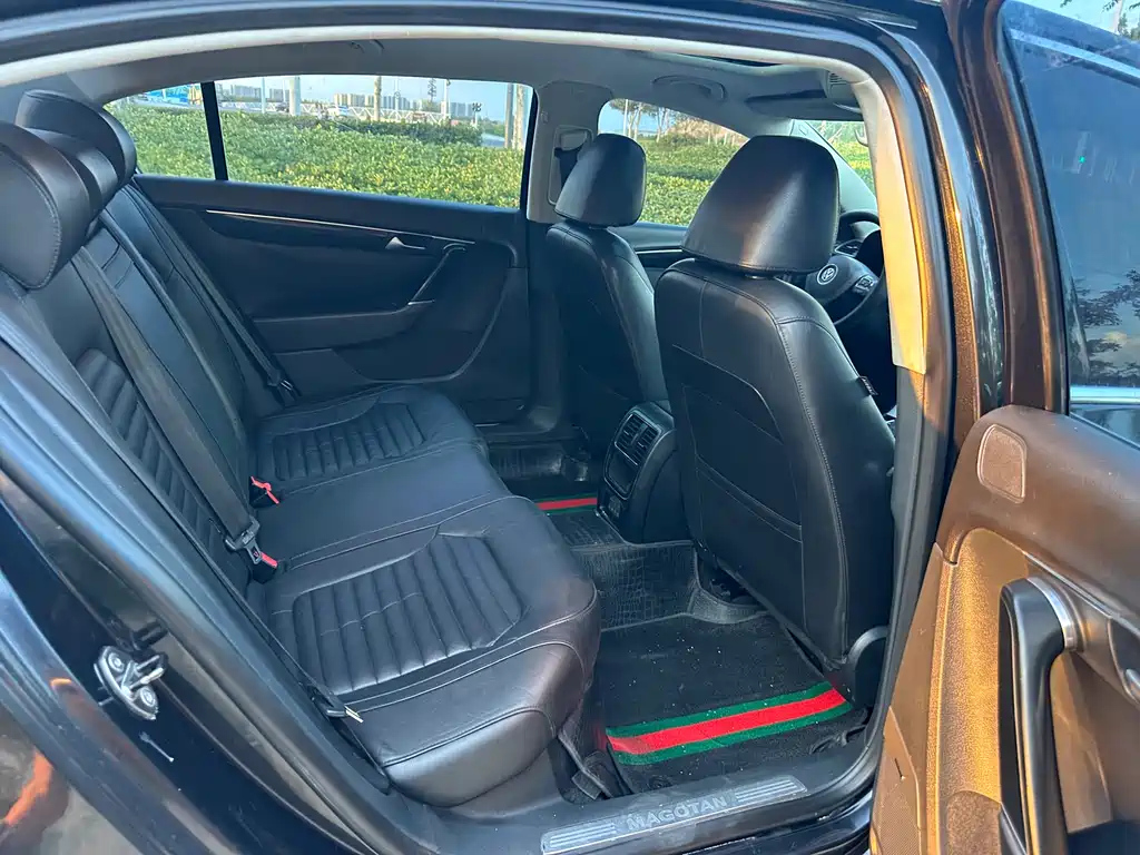 VOLKSWAGEN MAGOTAN 2012