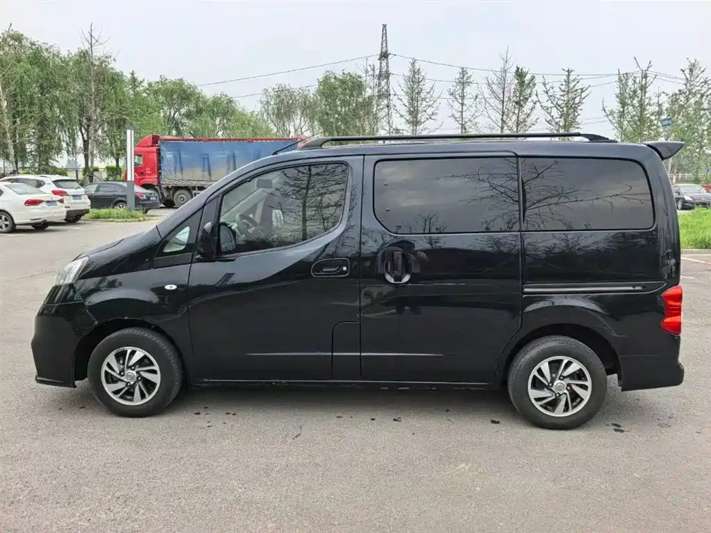 NISSAN NV200 2018