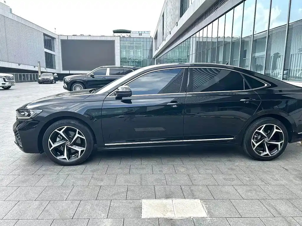 VOLKSWAGEN PASSAT 2024