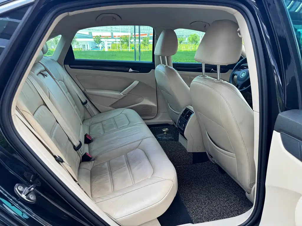 VOLKSWAGEN PASSAT 2012