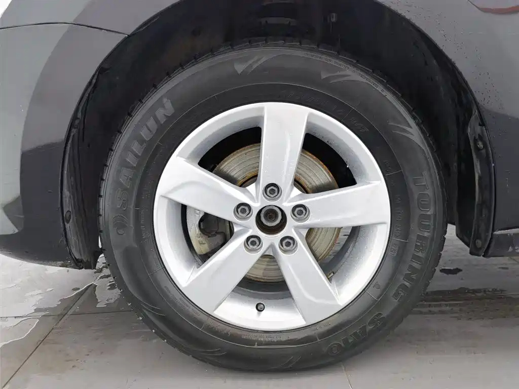 VOLKSWAGEN SANTANA 2017