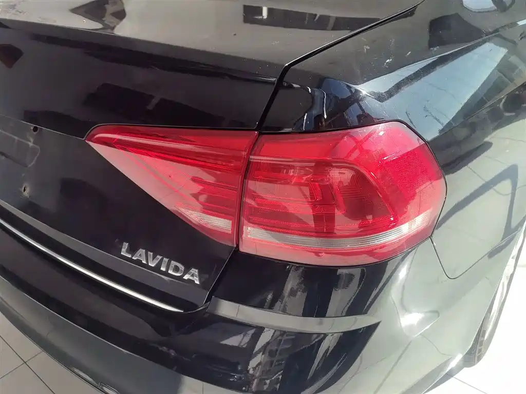 VOLKSWAGEN LAVIDA 2016