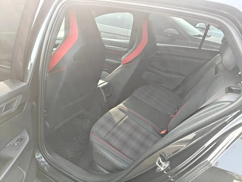 VOLKSWAGEN GOLF GTI 2022