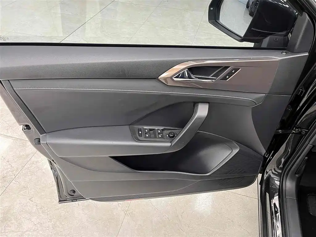 VOLKSWAGEN THARU 2021