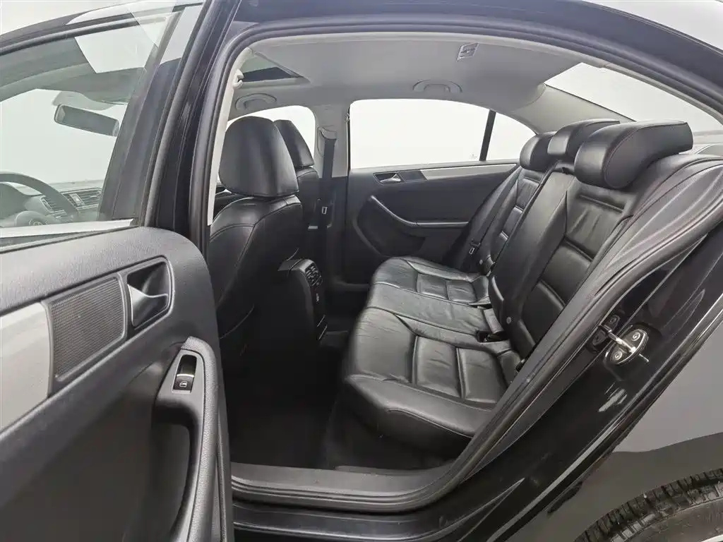 VOLKSWAGEN SAGITAR 2012