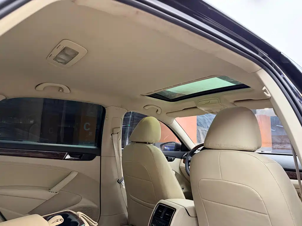 VOLKSWAGEN PASSAT 2013