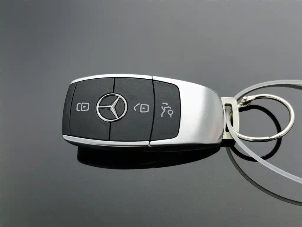 MERCEDES BENZ GLB 2024