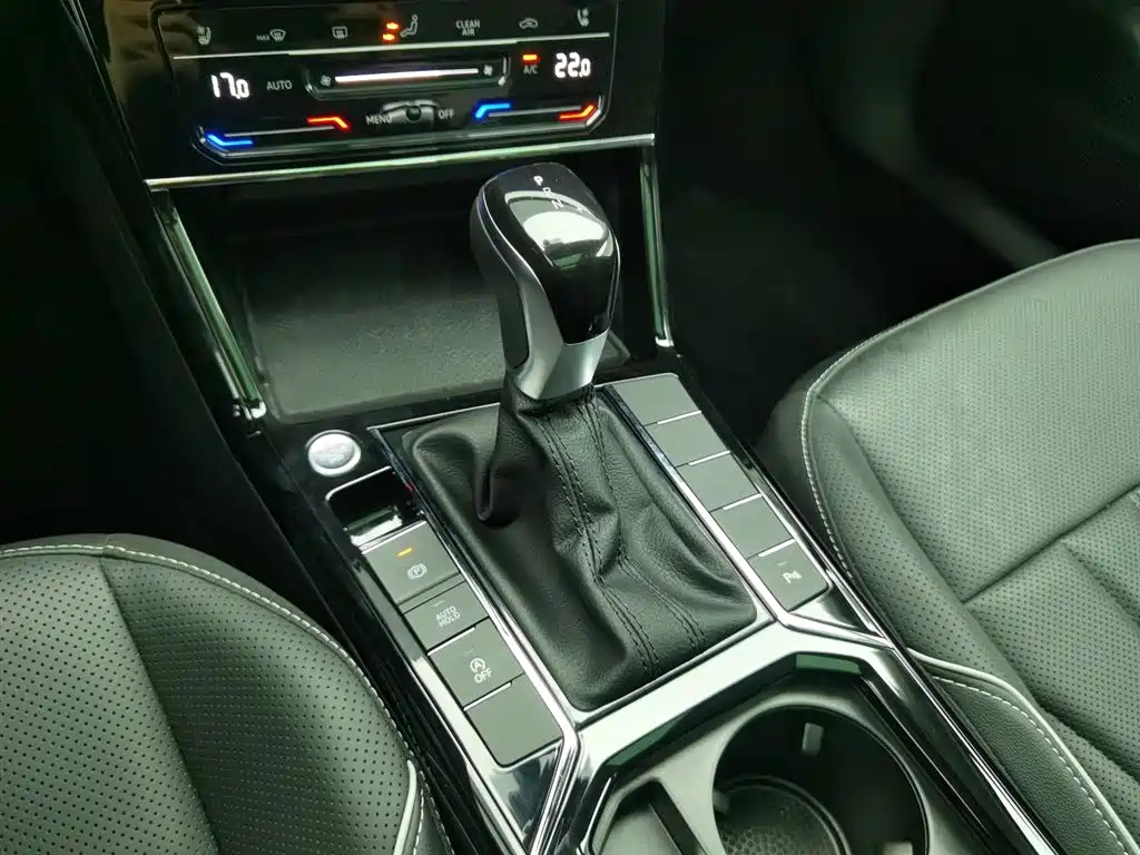 VOLKSWAGEN PASSAT 2024